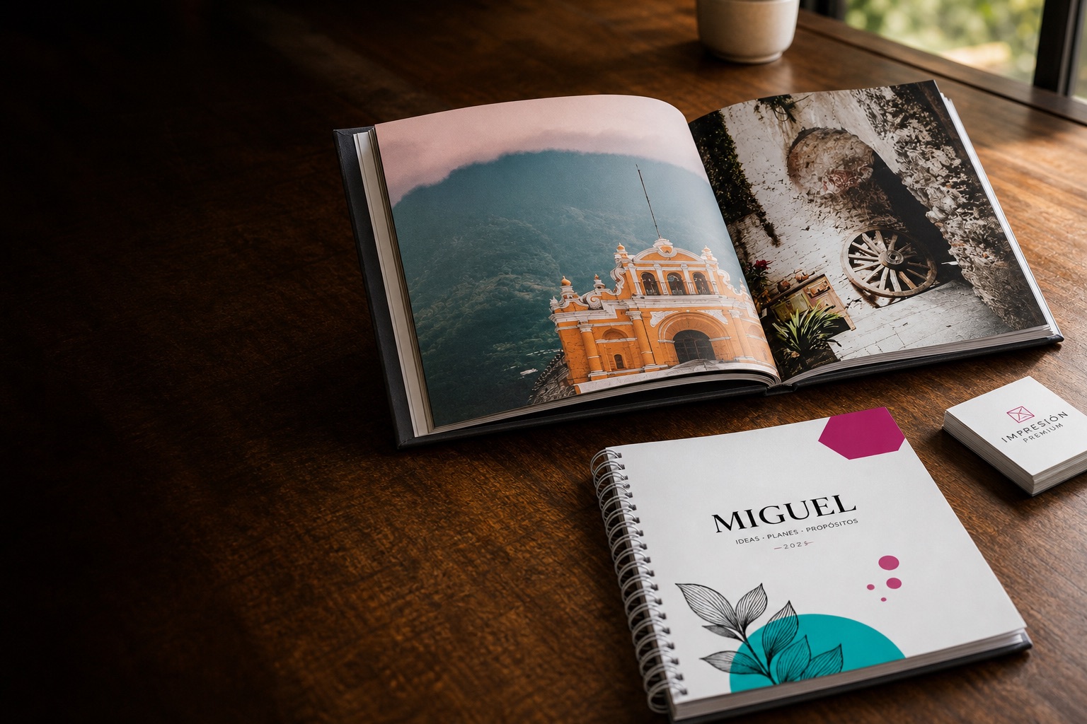 Photobook abierto y agenda personalizada impresos en full color